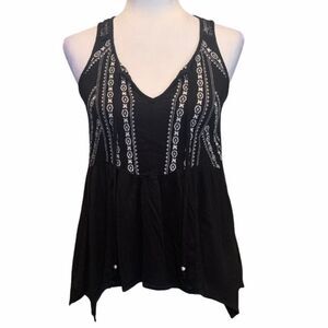 Asymmetrical black & white crochet boho sleeveless v-neck peasant shirt